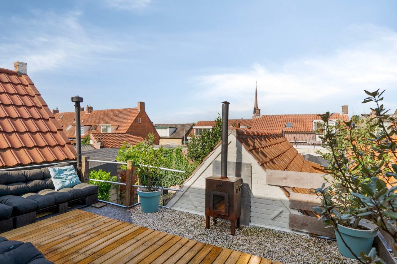 Verrassend ruime halfvrijstaande woning vlakbij het strand te koop