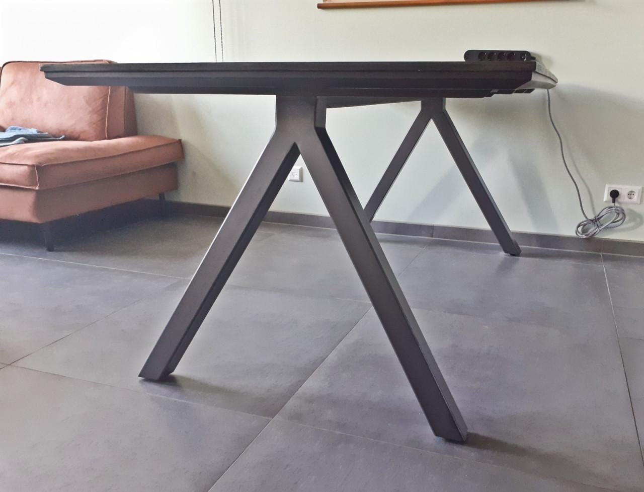 Donkerbruine eettafel met metalen onderstel