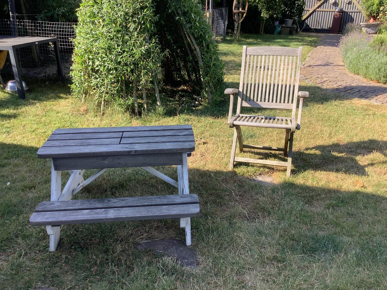 Kinder picknicktafel met de mogelijkheid zand of water in de bak te doen.