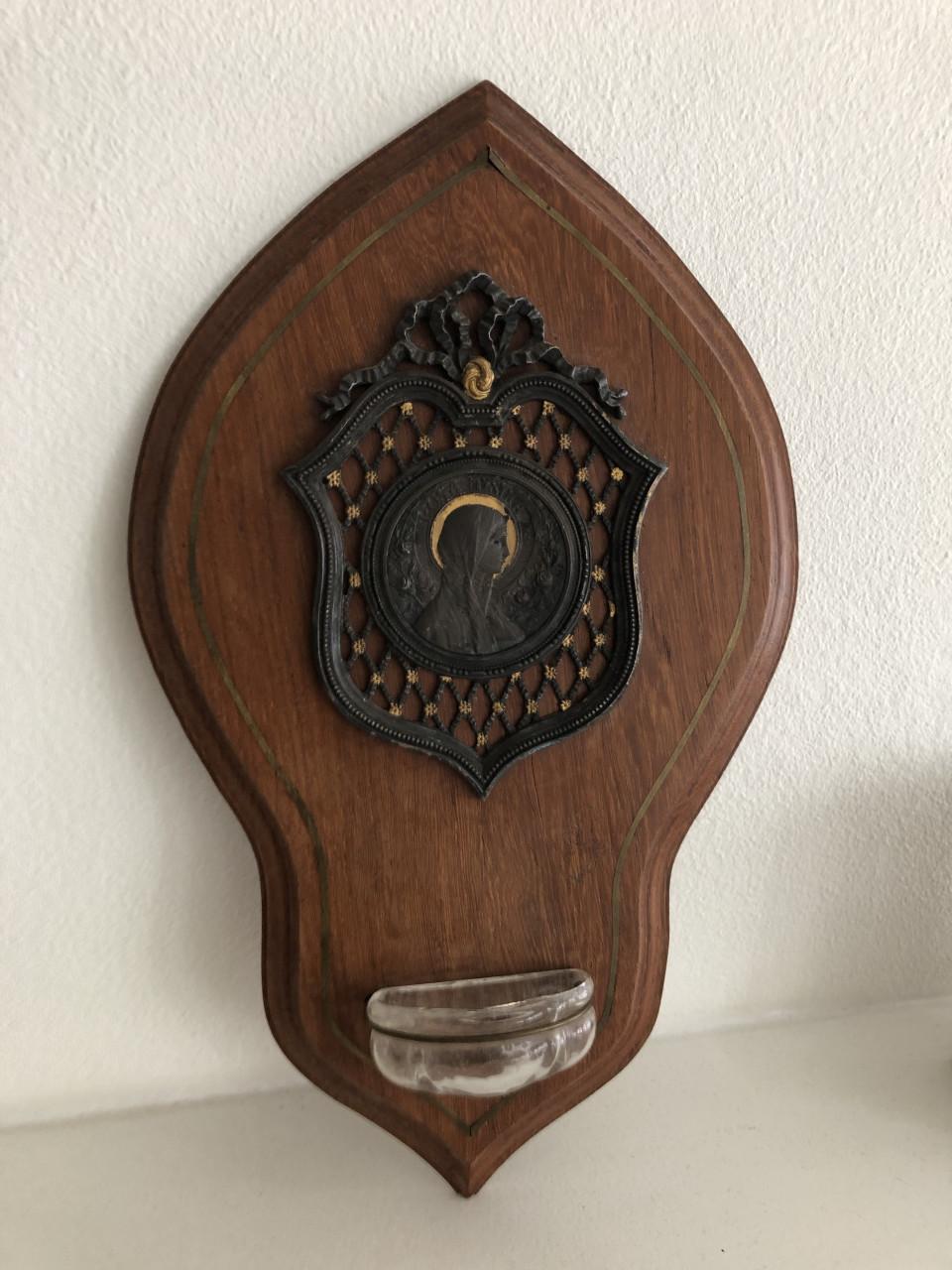 Mooi gedetailleerd brocante wijwaterbakje op houten plaatje