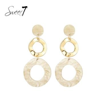 Oorbellen met beige hanger en goudkleurige schakel