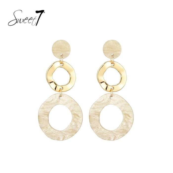 Oorbellen met beige hanger en goudkleurige schakel