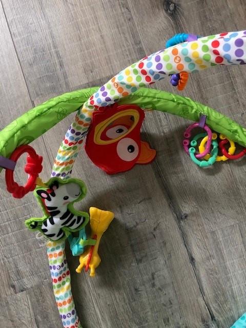 Kleurig kinderkleed met bogen en leuke & leerzame accessoires!