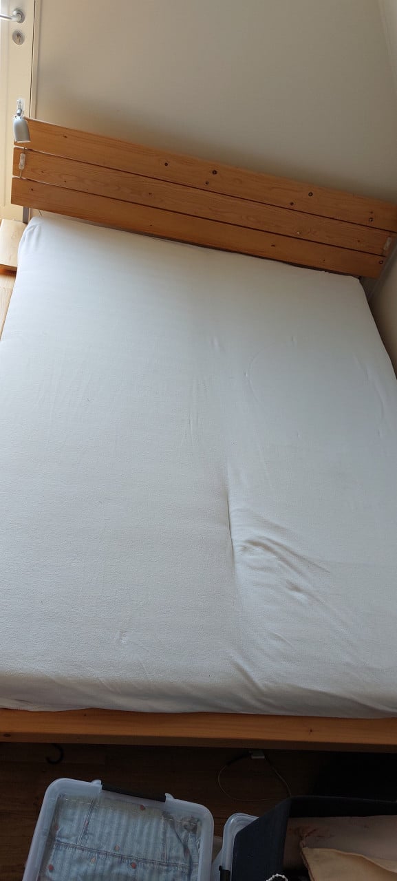 Houten bed met hoofbord