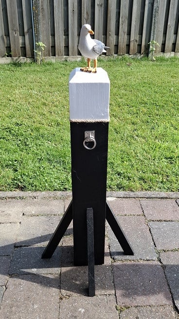 Meerpalen met Meeuw