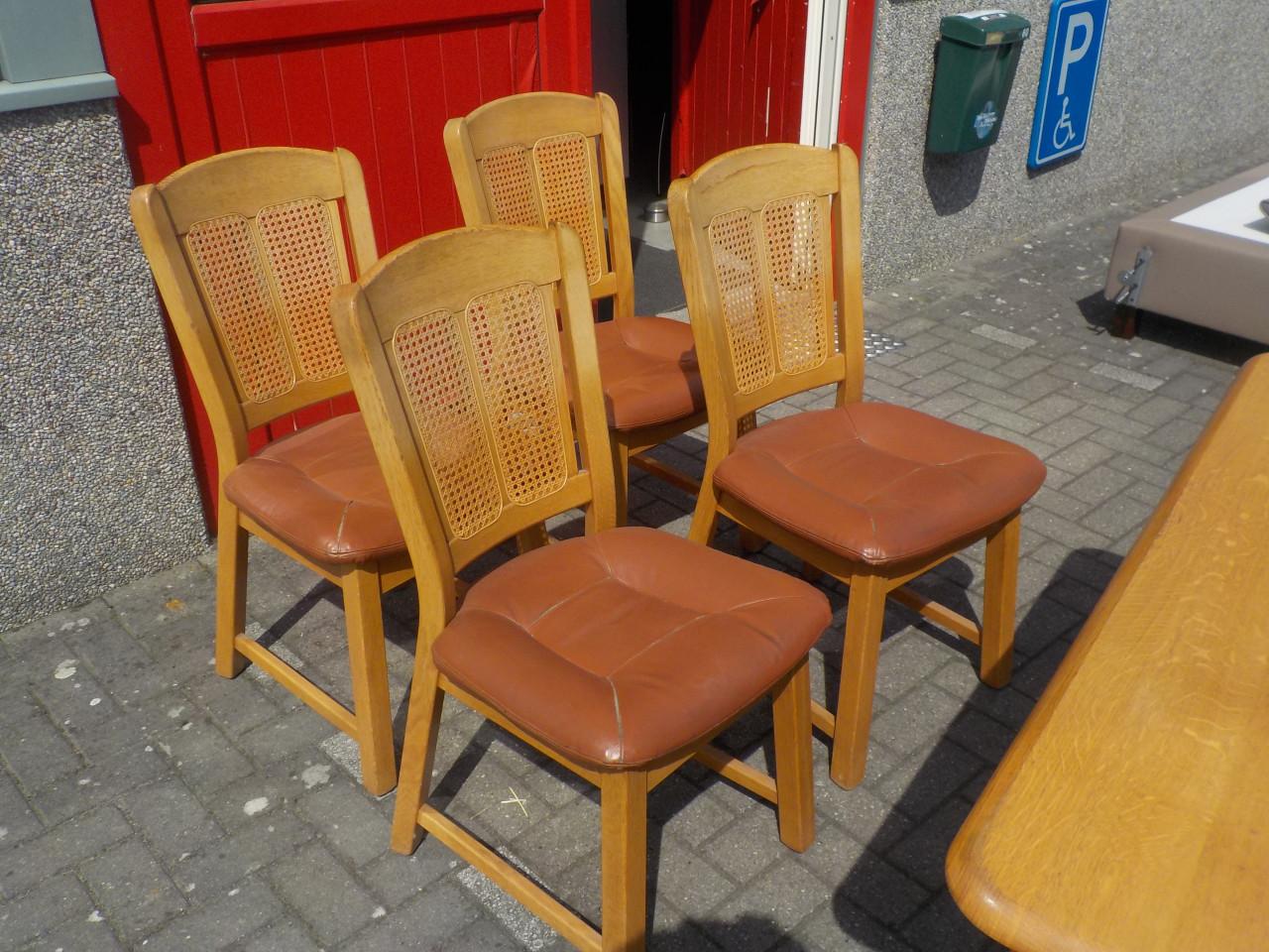 In goede staat massief blank eiken eettafel85 x 130 cm + 4 stoelen