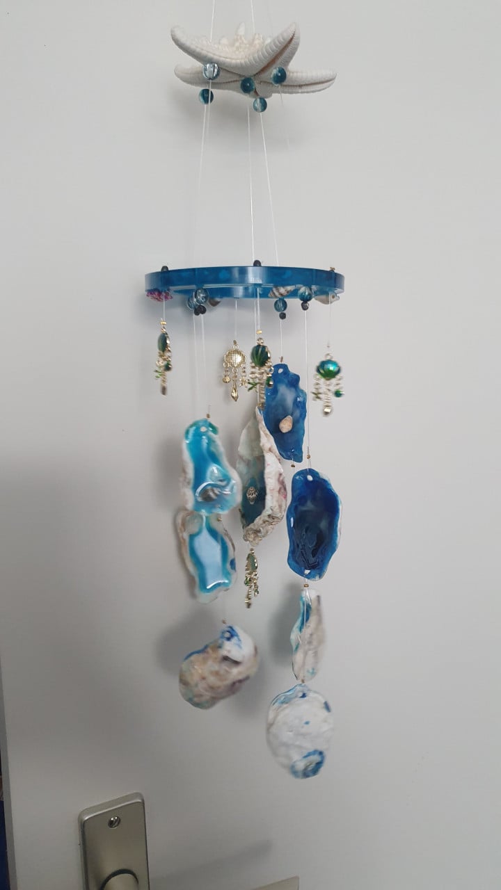 Hang mobieltjes gemaakt van epoxy en sleutelhangers