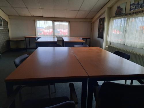 Tafels en kantoormeubels