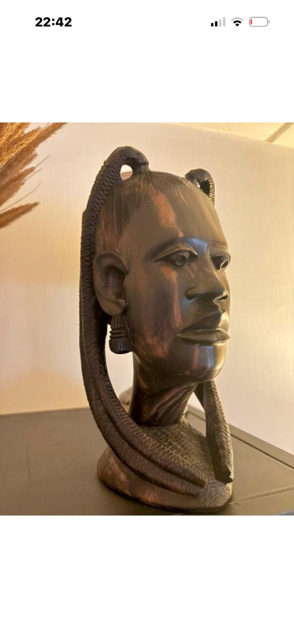 Buste van ebbenhout, Afrikaanse vrouw