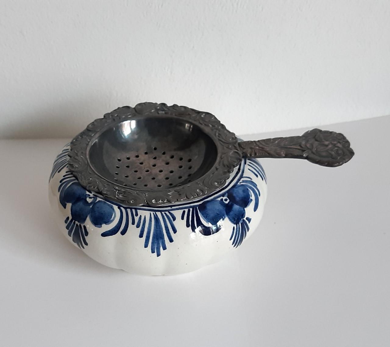 Theezeefje Insulinde Groningen koffie-thee met Delfts blauw opvangbakje