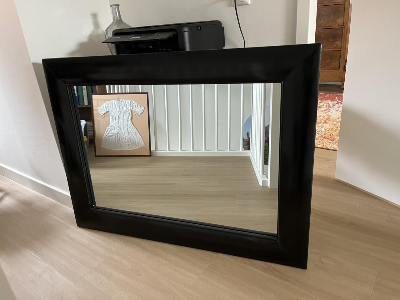 Spiegel met mooie brede houten lijst.