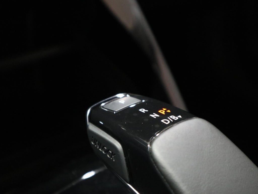 Peugeot E-2008 ev active 50 kwh | 31.000km! | navigatie | apple carplay/and