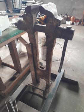 Zware  oude ijzeren bankschroef