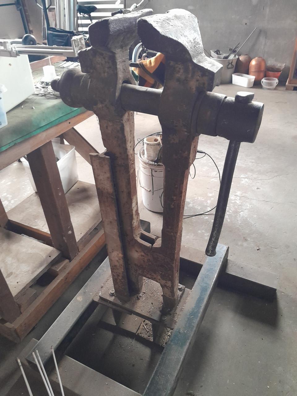 Zware  oude ijzeren bankschroef