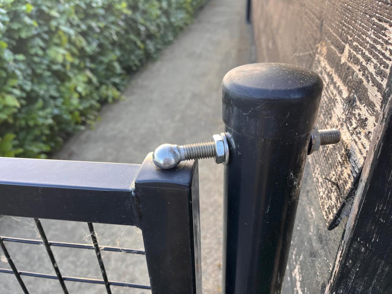 Zwart metalen enkeldeurs poort in fabrieksverpakking