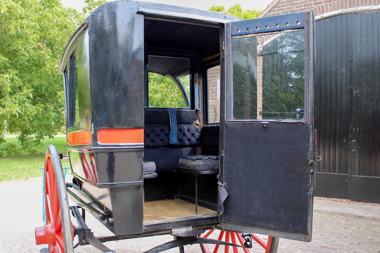 Verschillende rijtuigen en koetsen te koop