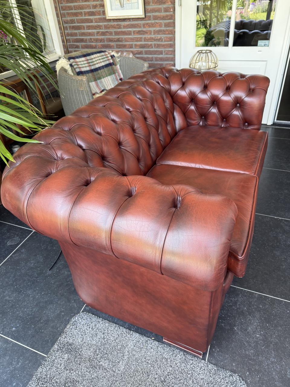 Originele Chesterfield 2-zits bank – nagenoeg nieuw
