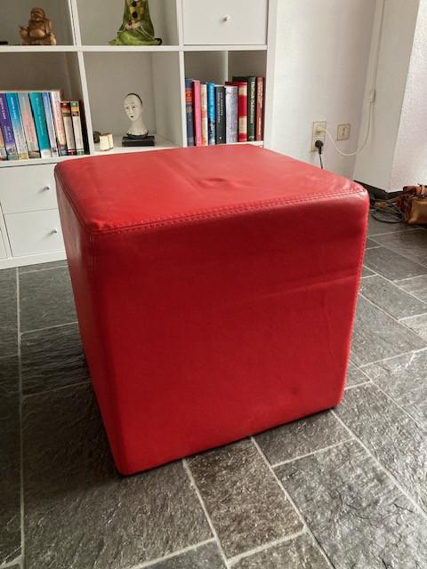 Poef rood leer 50x50x50 cm.