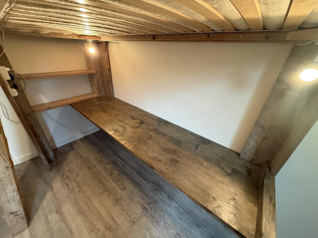 Hoogslaper incl bureau van steigerhout