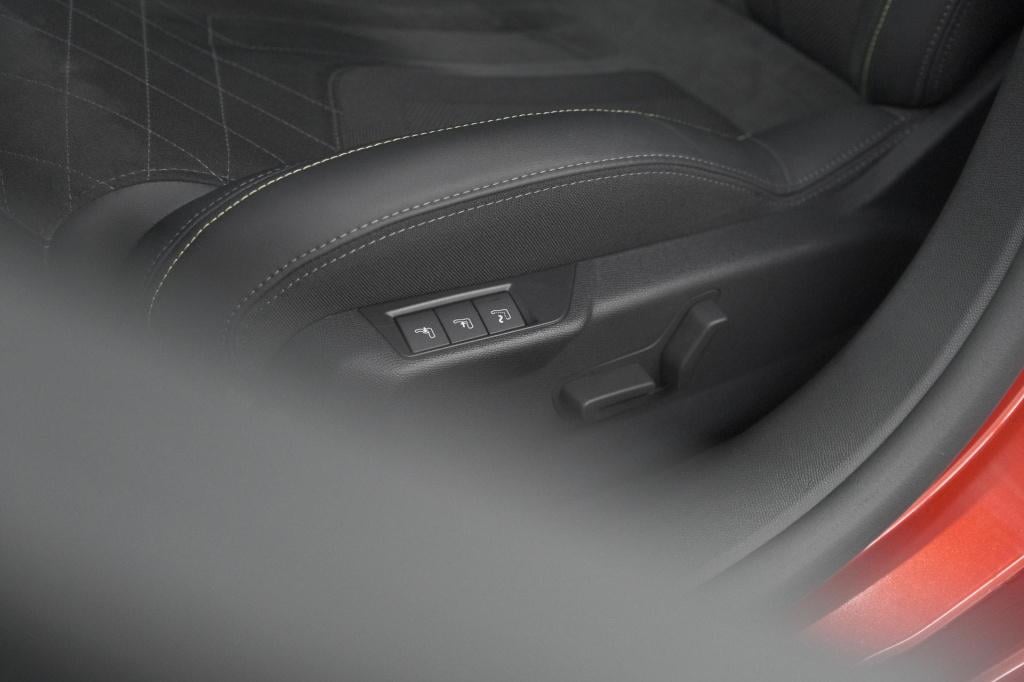 Peugeot 208 1.2 puretech 130 gt | alcantara pack | panoramadak | dodehoekde