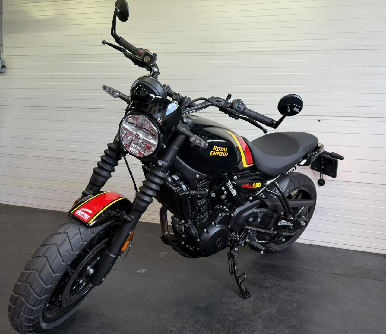 Jonge en gave Royal Enfield Guerrilla 450!