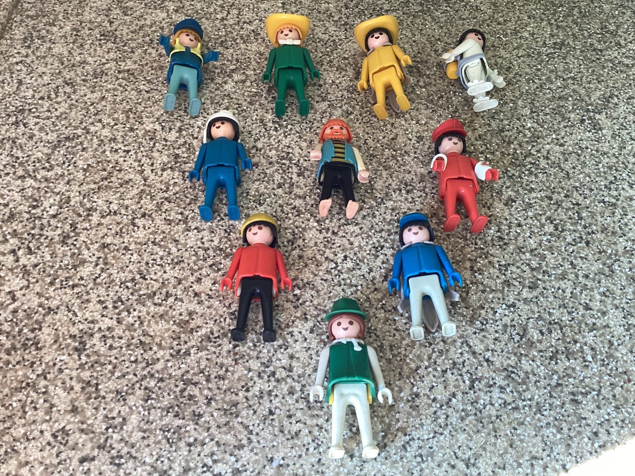 60 verschillende Playmobil poppetjes.