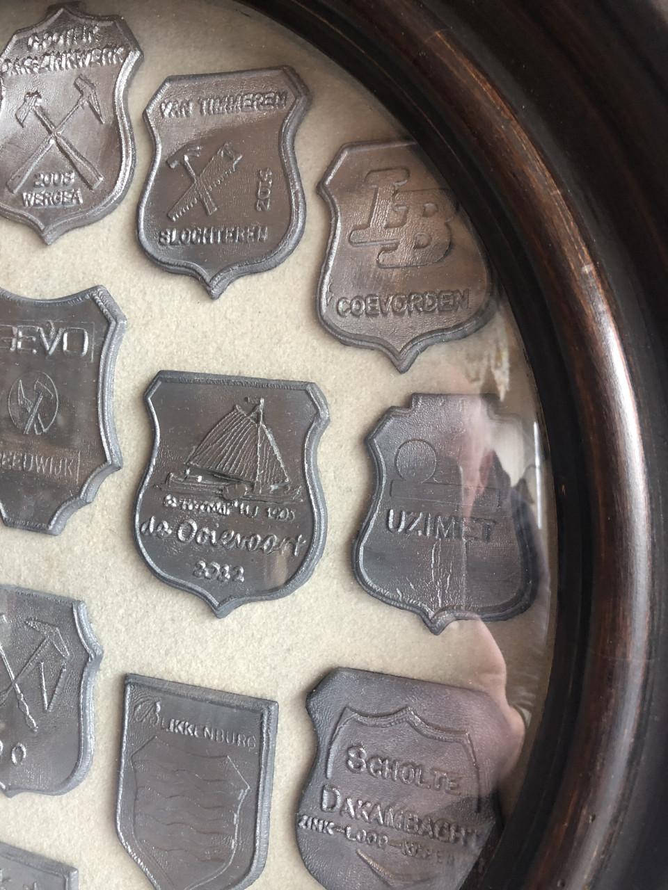 Loden schildjes in kader