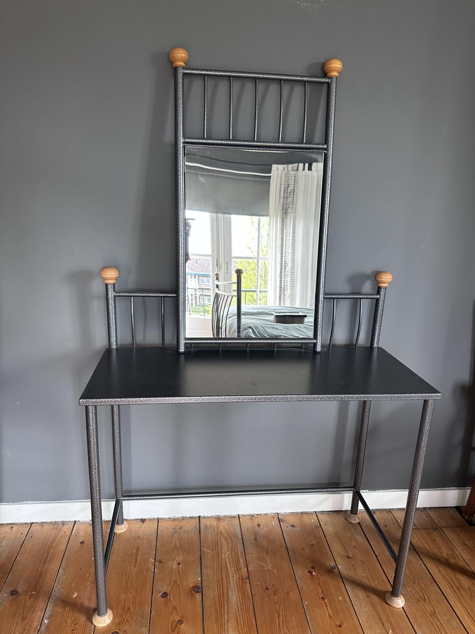 2-persoonsbed met nachtkastjes en make up tafel industrieel