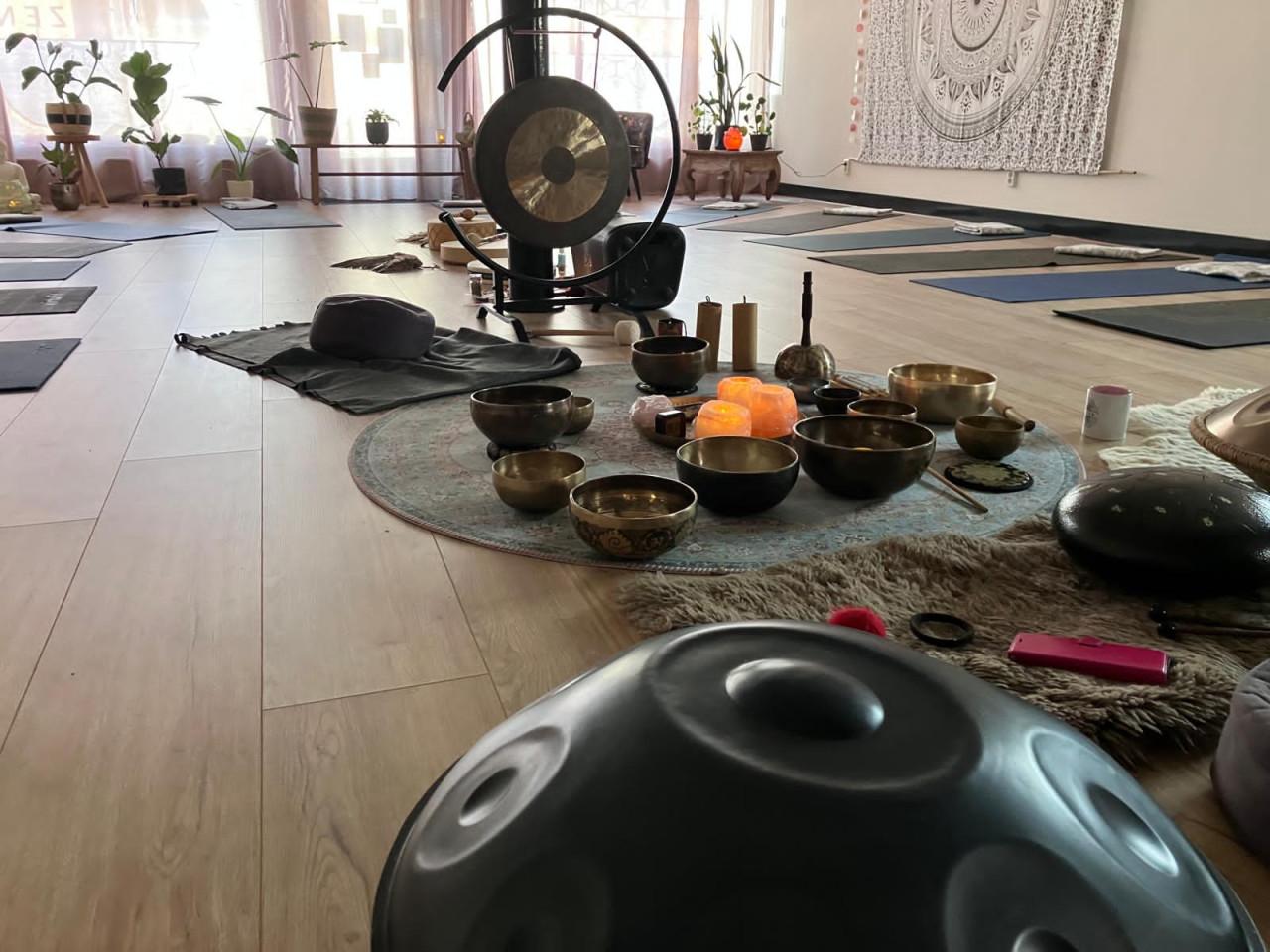 Klankschaalreis met schaal op je lijf en meditatie