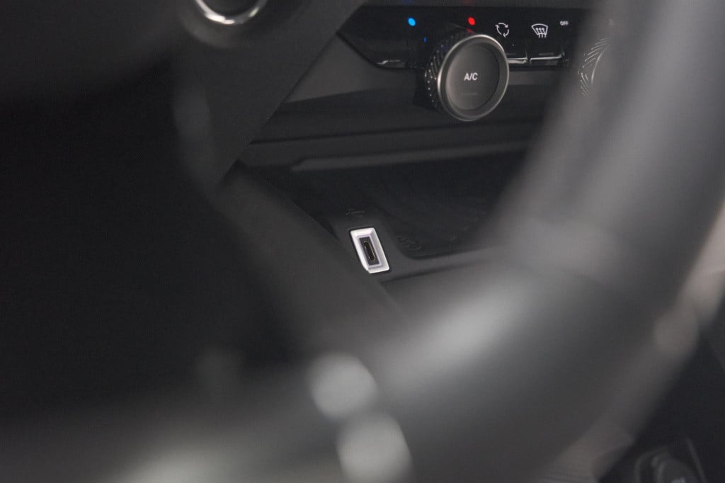Citroen C4 puretech 130 eat8 shine | camera | head-up display | parkeersens