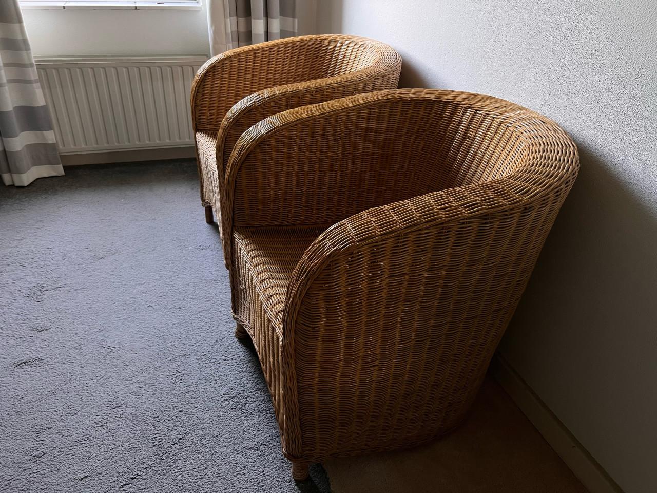 2 rieten stoelen te koop
