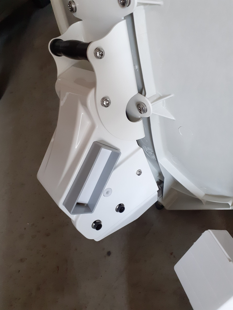 Satellite schotel antenne en TV erbij