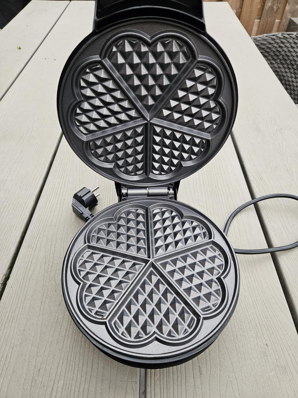 Nog nieuw koperkleurig Wafelijzer voor 5 hartvormige wafels...