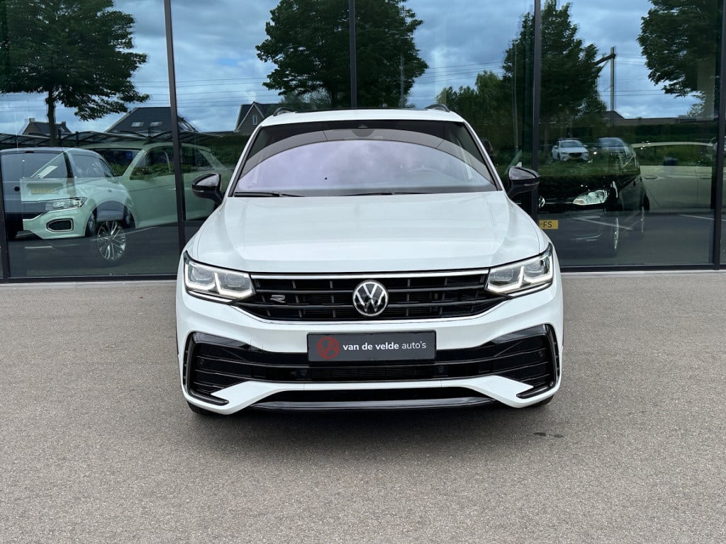 Volkswagen Tiguan 1.5 tsi 150pk dsg r-line blackstyle | panoramadak | trekh