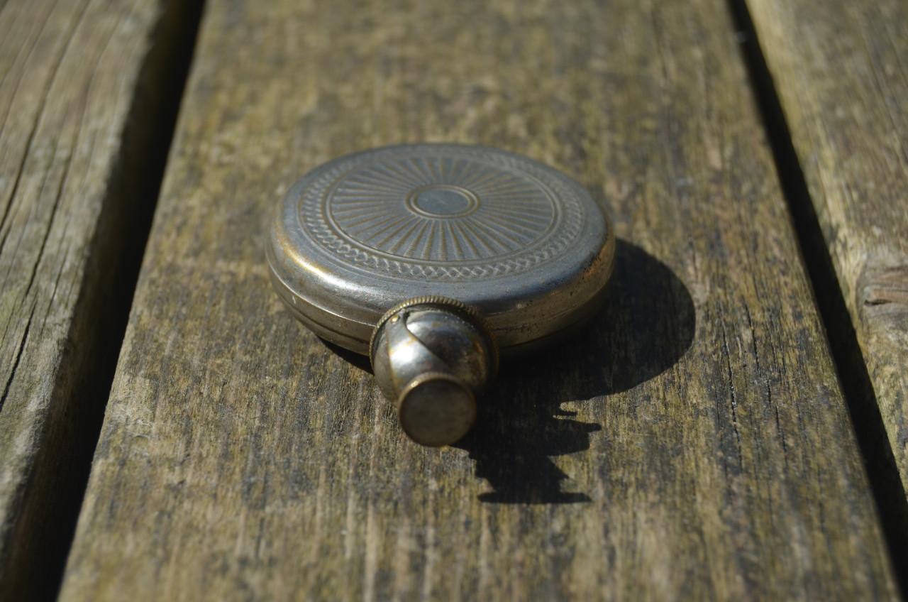 Kleine talkpoeder verstuiver (voor handschoenen??)