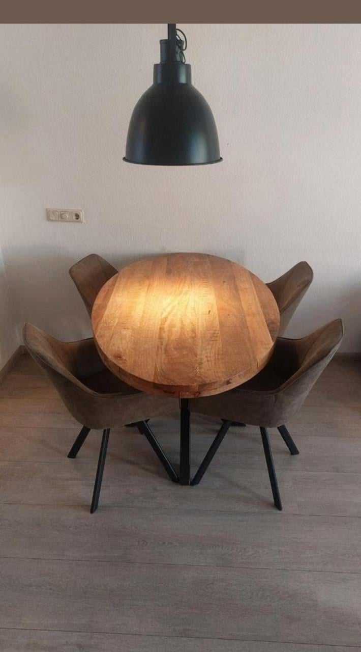 Eettafel en stoelen