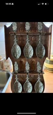 Set van 6 tinnen lepels op houten rek