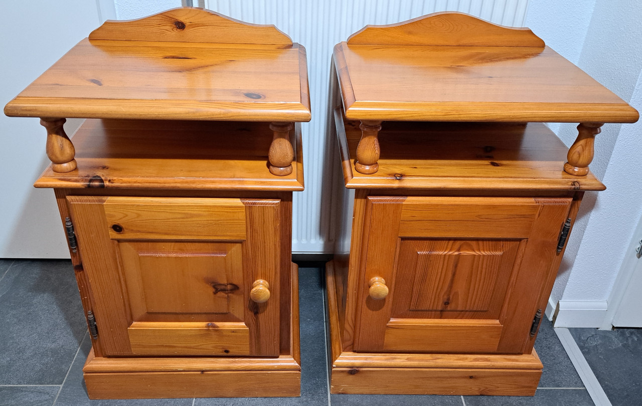 2 oude originele massief grenen nachtkastjes