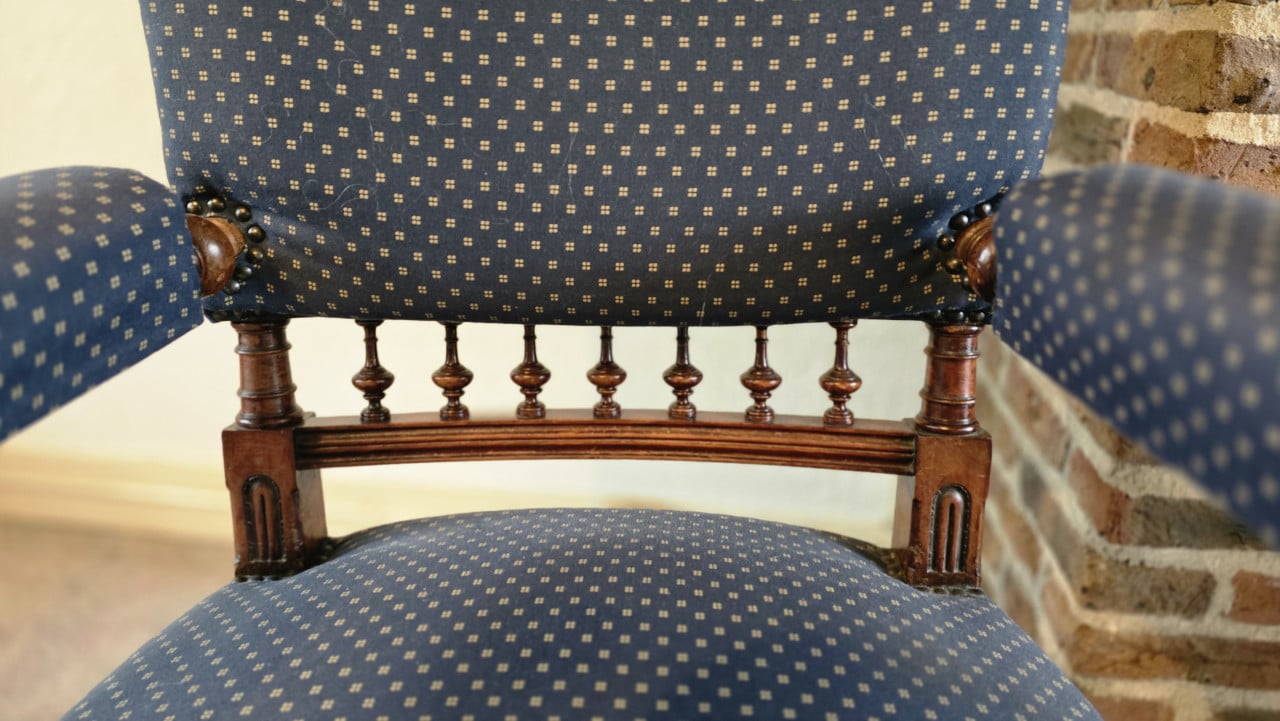 🤎 Schattig vinted fauteuiltje met fraai houtsnijwerk🤎