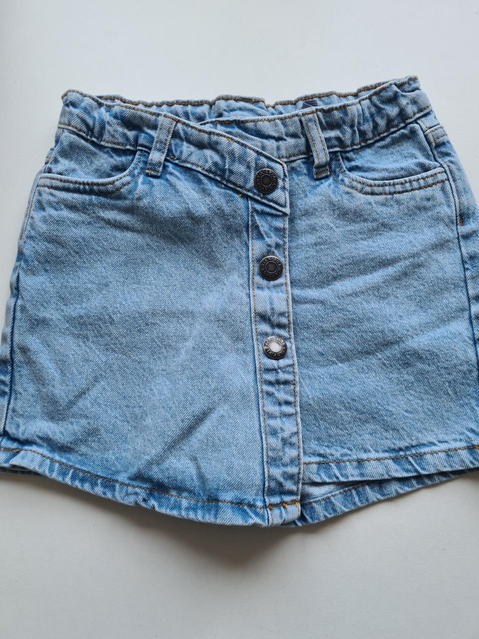 Lichtblauw spijkerstof rokje / broekje van YFK Maat 128