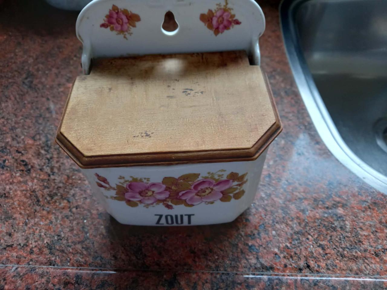 Antieke Zoutpot / Sodapot van Porselein met Houten Deksel