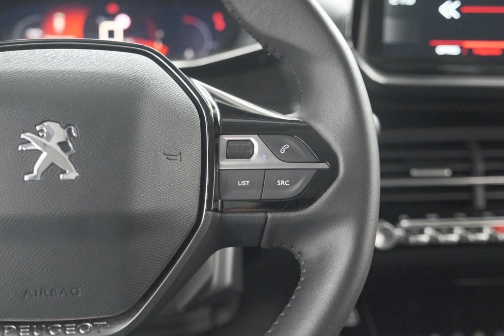Peugeot 2008 puretech 102 allure pack | camera | apple carplay | parkeersen