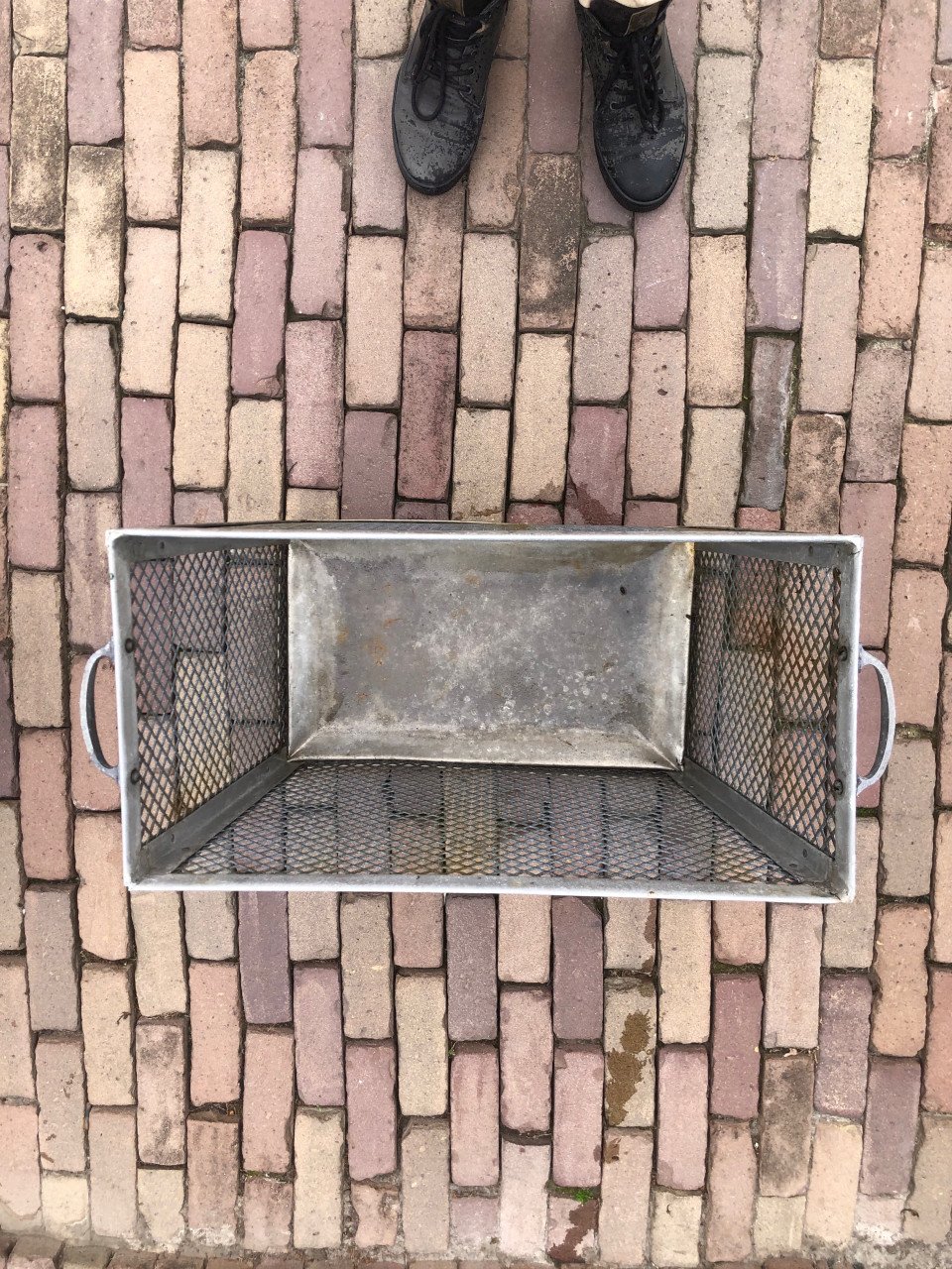 2 vintage metalen manden.