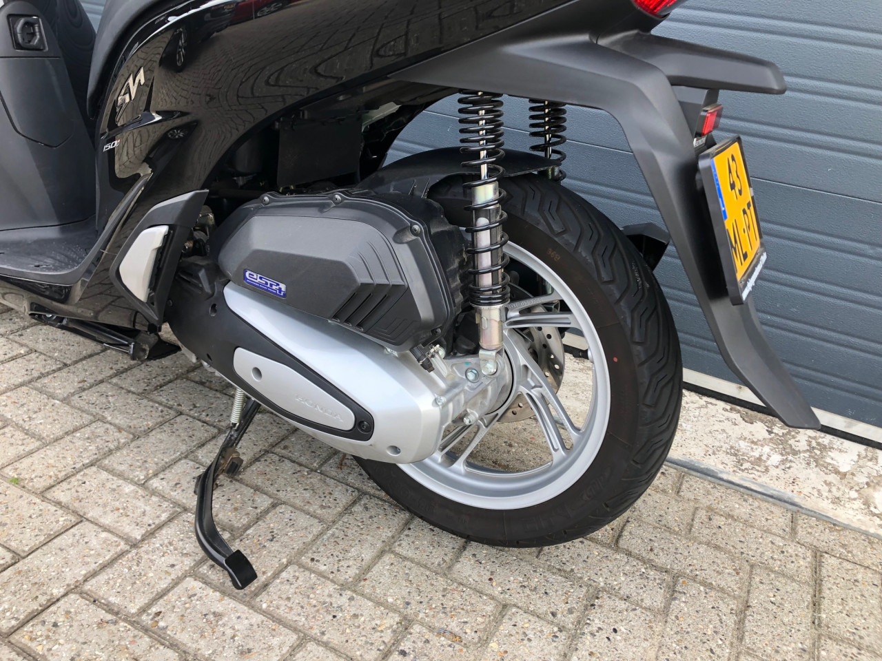 Als nieuwe Honda SH150i ABS uit 2020, nog geen 1600 km!!, topkoffer €3700,-