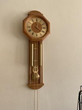 Licht eikenhouten wandklok