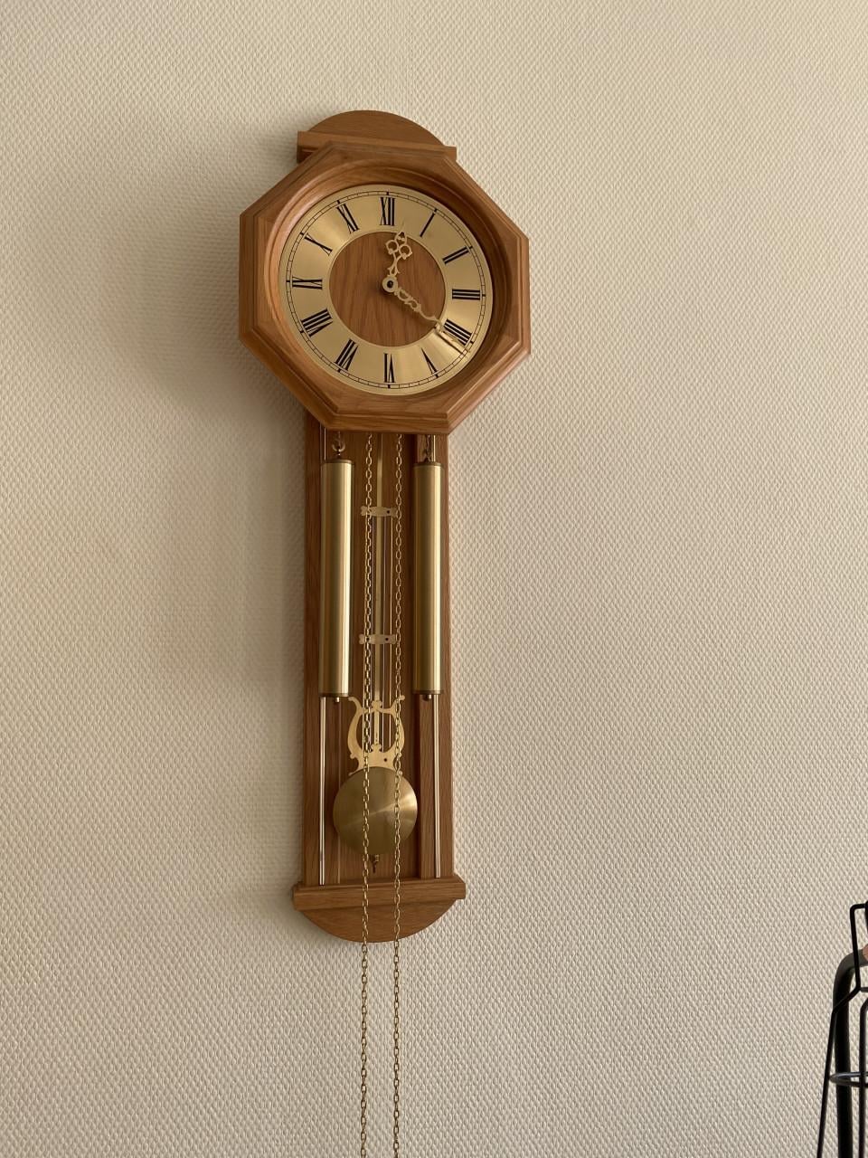 Licht eikenhouten wandklok