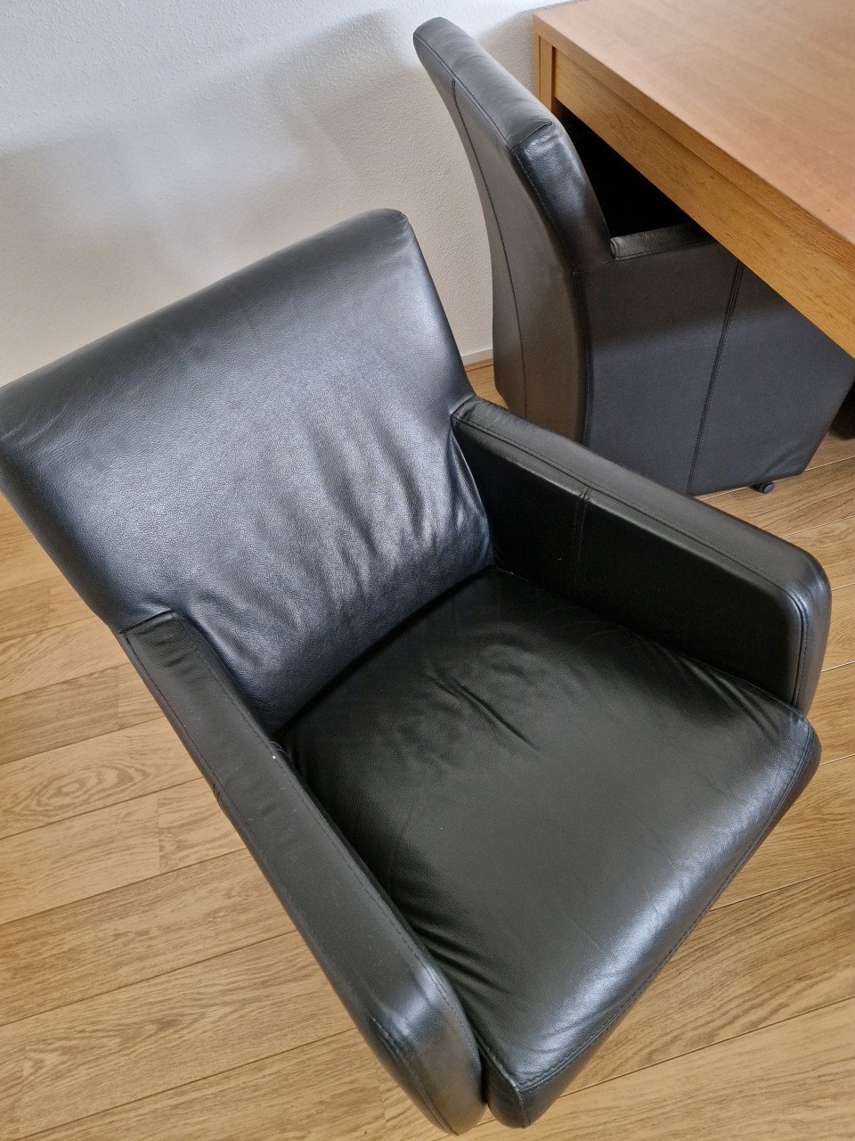 Eethoek met 4 leren stoelen op wieltjes