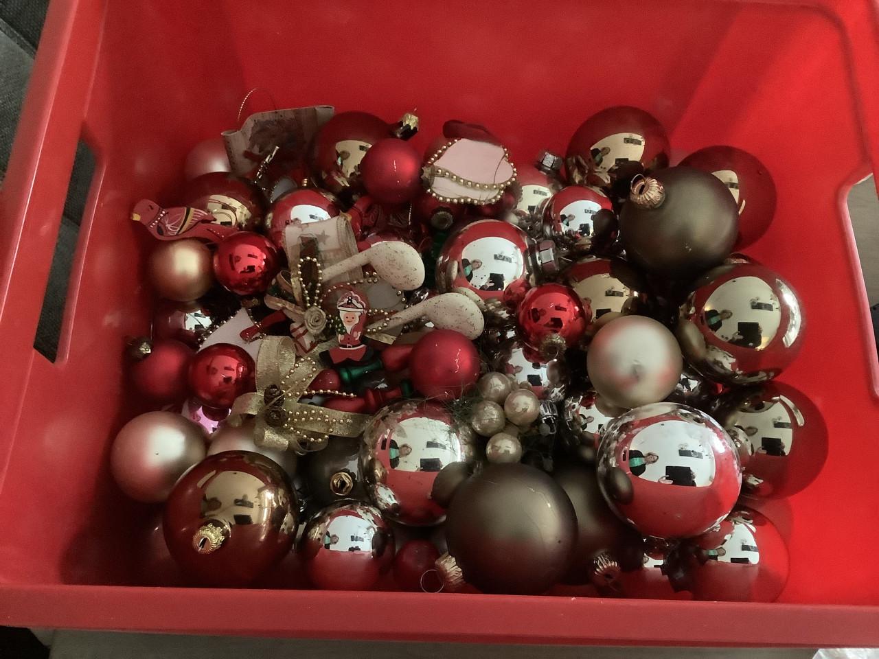 Volle doos met Kerstspullen, ballen, buitenverlichting. Alleen op te halen.