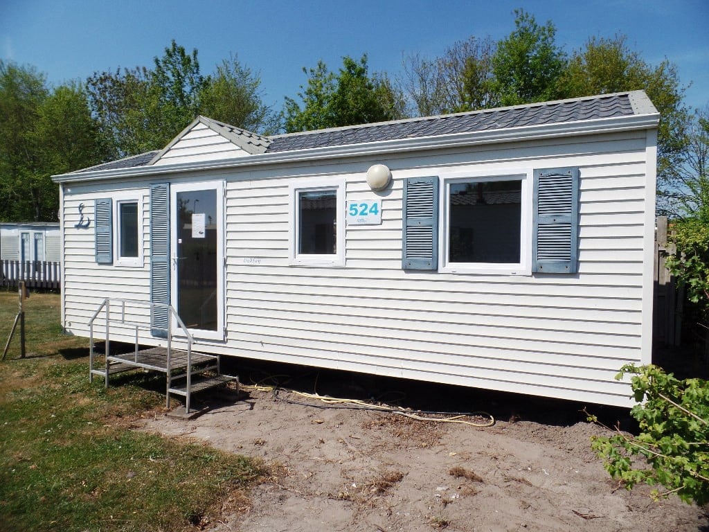 Keurig chalet met middenkamer op kavel camping nabij Grevelingenmeer