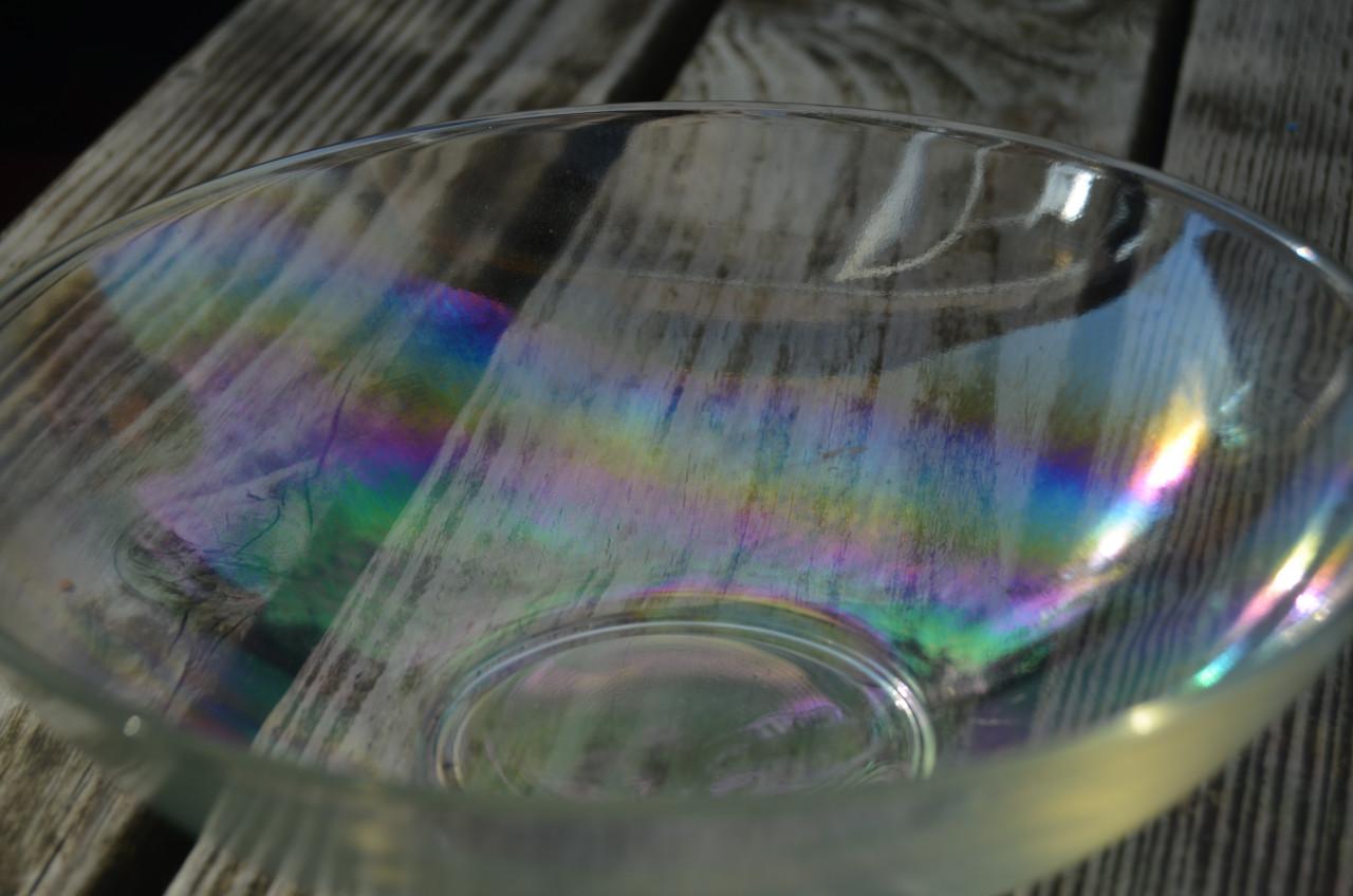 Mooi iriserend glazen schaaltje, gesigneerd